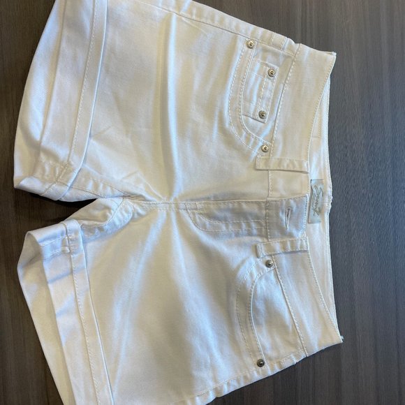 2 pairs of cute white short shorts - Picture 6 of 9